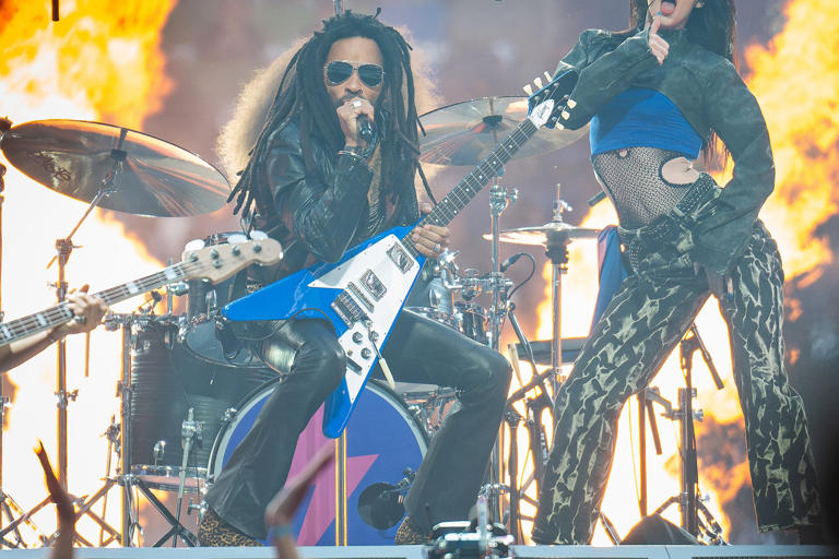 El rockstar se dejó la voz, el alma y la fuerza sobre el escenario para amenizar el partido a las más de 90 mil personas que asistieron al partido